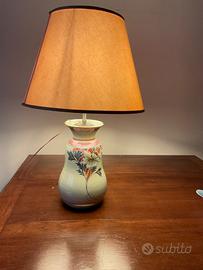 Lampada da tavolo in ceramica decorata con paralum