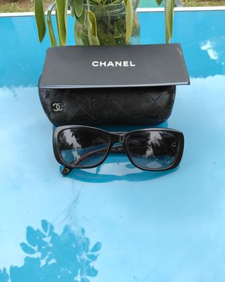 occhiali da sole Chanel modello Camelia 