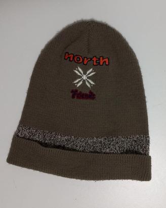 Cappello invernale in maglia marrone con risvolto