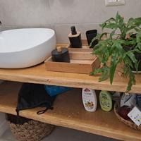 Mobile bagno con lavandino e rubinetto jacuzzi