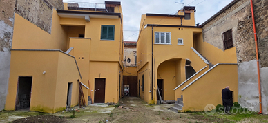 Corte con 7 appartamenti . Contattare su whatsapp