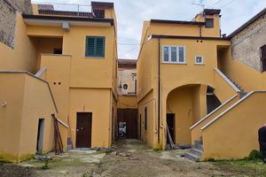 Corte con 7 appartamenti . Contattare su whatsapp