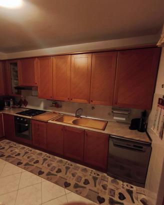 Cucina completa + forno microonde + tavolo in legn