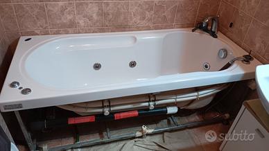 vasca da bagno con idromassaggio