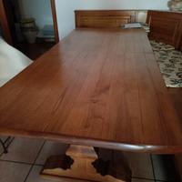 Tavolo allungabile, con cassapanca e mensole