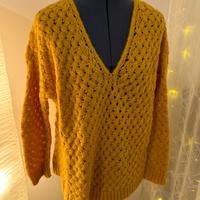 Maglione giallo ocra bucato