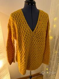Maglione giallo ocra bucato