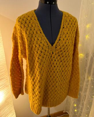 Maglione giallo ocra bucato
