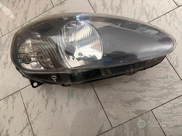 Faro anteriore lato dx