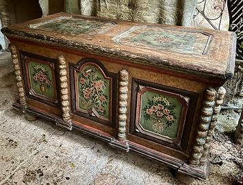 Antica cassapanca in legno dipinta