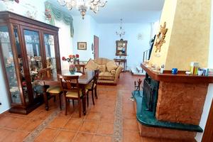 Villino angolare con giardino pari al nuovo