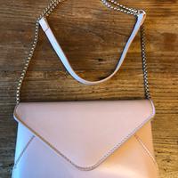 Pochette con tracolla dorata color nude