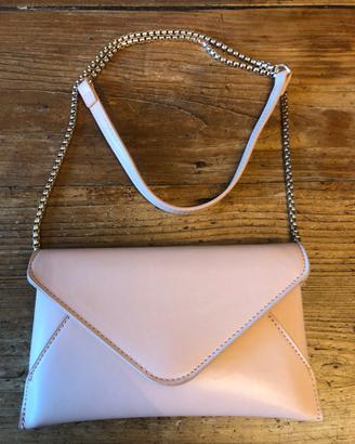 Pochette con tracolla dorata color nude