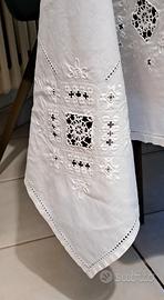 tovaglia ricamata a mano