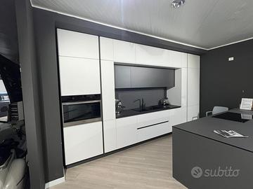 Cucina Moderna Lineare con Isola in Laminato opaco