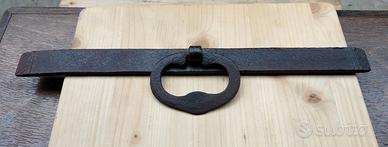 Catenaccio antico in ferro battuto a mano