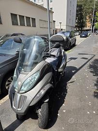 Scooter MP3 300 Piaggio con bauletto