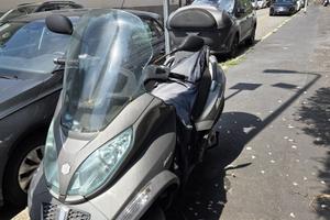 Scooter MP3 300 Piaggio con bauletto