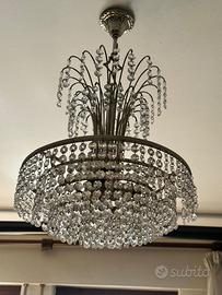 lampadario in metallo con pendenti in cristallo