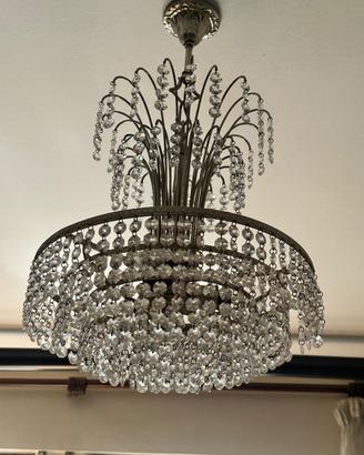 lampadario in metallo con pendenti in cristallo