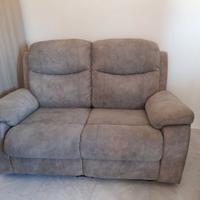 Divano 2 posti color grigio con recliner