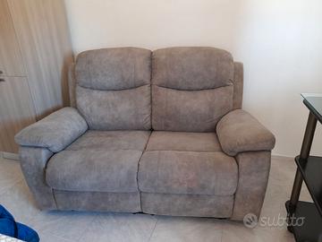 Divano 2 posti color grigio con recliner
