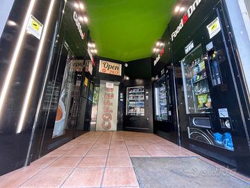 Negozio automatico H24 con distributori automatici