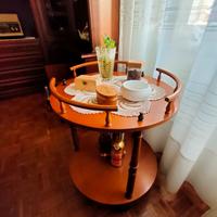 Carrello in legno con ruote e porta bottiglie
