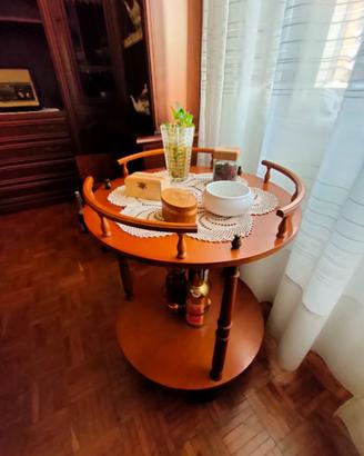 Carrello in legno con ruote e porta bottiglie