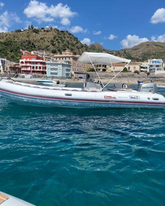 Pregievole gommone adatto a famiglie e per pesca