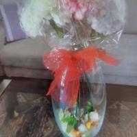 vaso di vetro con fiori artificiali
