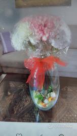 vaso di vetro con fiori artificiali