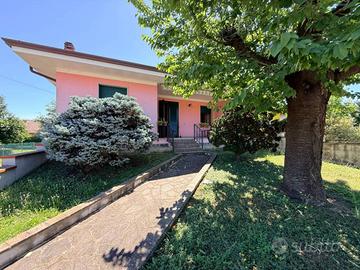 Villa di 230 m² con 5 locali e box auto a Magnacav