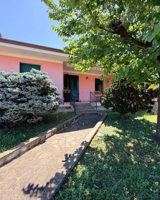 Villa di 230 m² con 5 locali e box auto a Magnacav