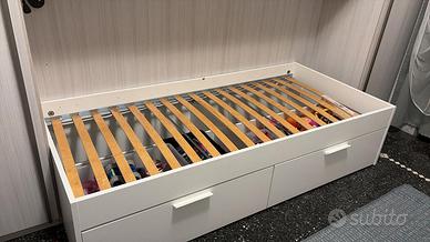 letto bianco doppia cassettiera con doghe
