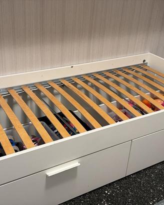 letto bianco doppia cassettiera con doghe