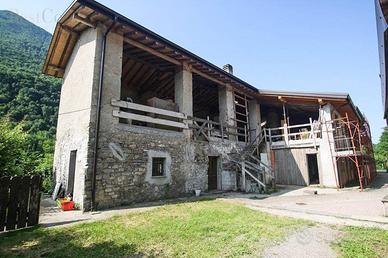 Rustico / Casale di 750 m² con più di 5 locali a P