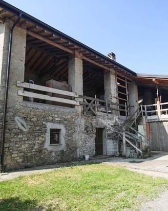 Rustico / Casale di 750 m² con più di 5 locali a P