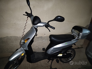 Bici elettrica (a forma di scooter) Reset Swift