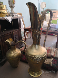 Anfora brocca vaso Ottone antico massicci lavorati