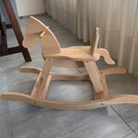 Cavallo a dondolo in legno marca Pinolino