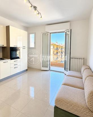 BILOCALE CON BALCONE E CANTINA