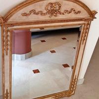 Specchio a muro con cornice in legno 