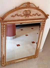 Specchio a muro con cornice in legno 