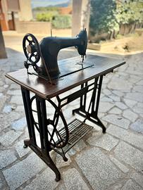 Macchina da cucire Singer vintage a pedale