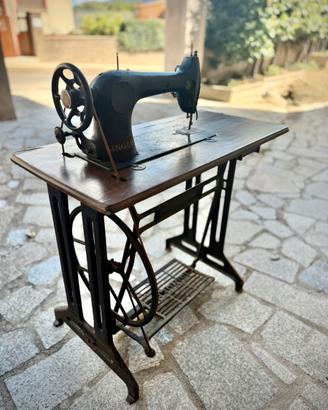 Macchina da cucire Singer vintage a pedale