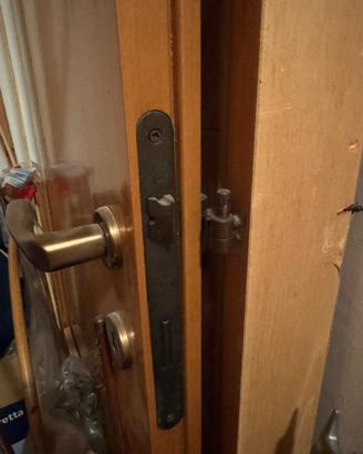 Porta in legno nuovissia completa di tutto