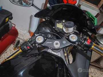 moto Yamaha YZF--R6 (2008)