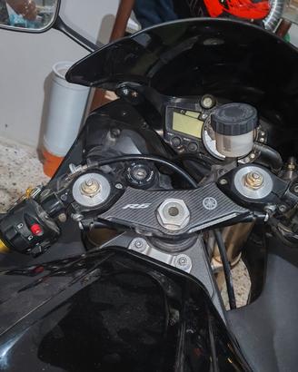 moto Yamaha YZF--R6 (2008)