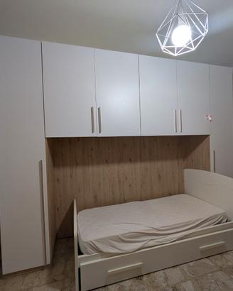 Camera con armadio ponte, letto e comò